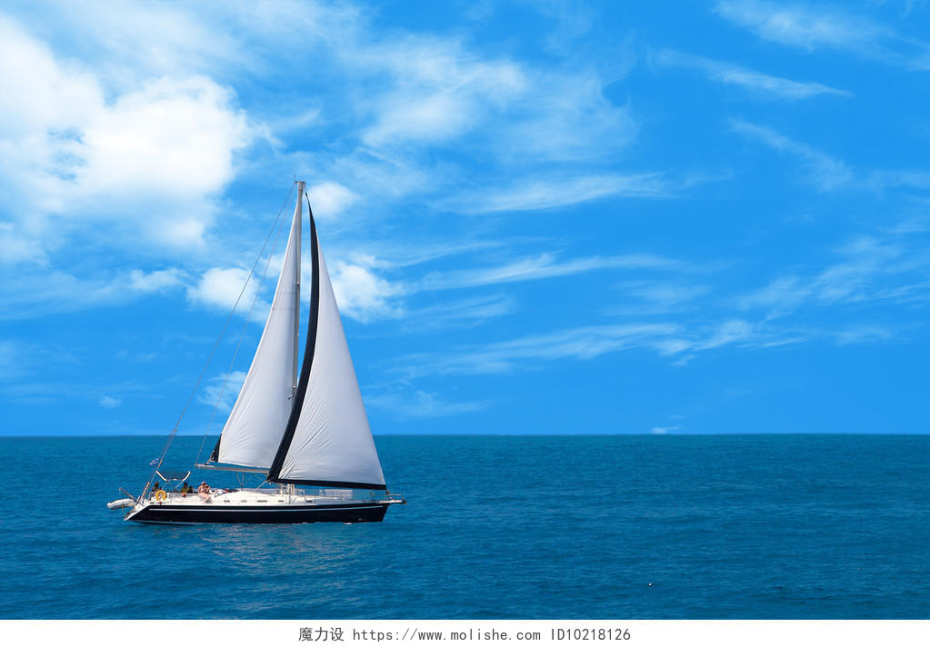 自然风景蓝色海天相接的海面上航行的白色帆船团结进取坚持蓝色大海杨帆起航
